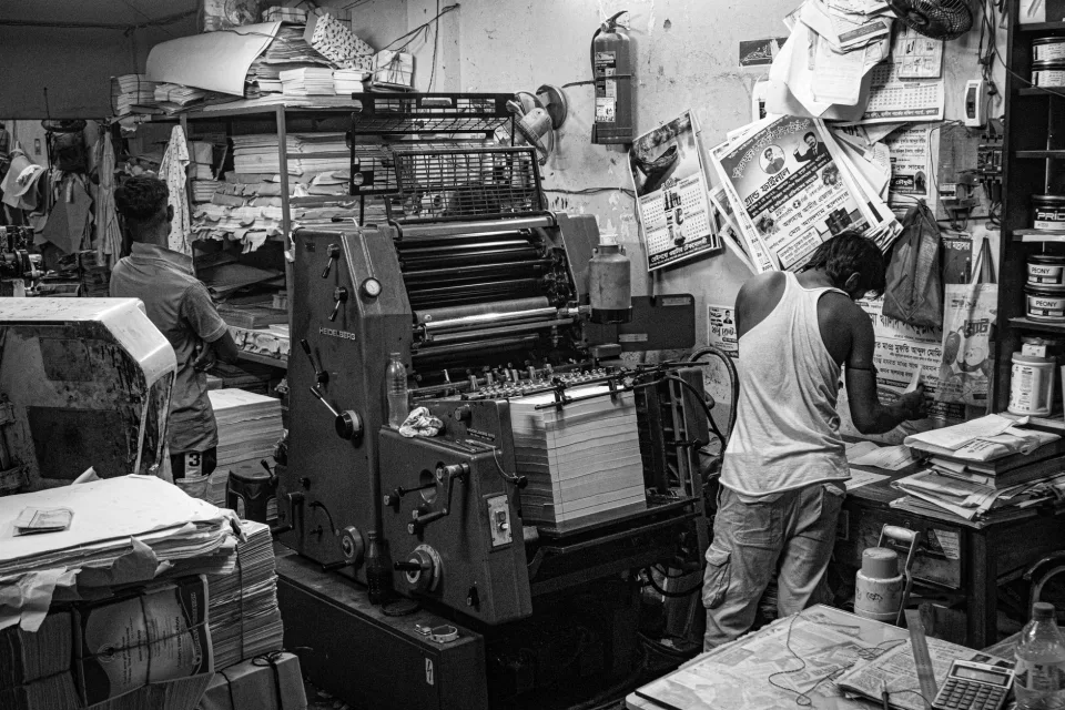 Bìa hồ sơ nhiều màu trên kệ